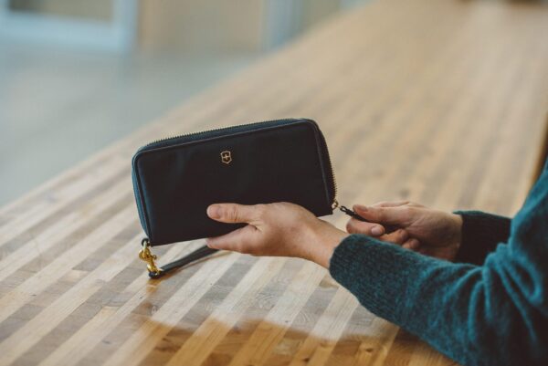 Victoria 2.0 Women's Smartphone Wristlet, Deep Lake