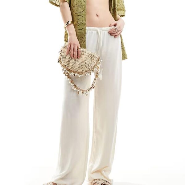 Low rise linen look trousers in cream. Size: M