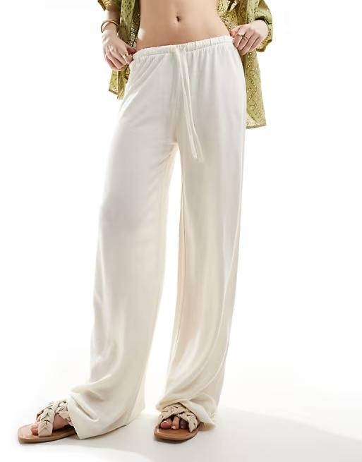 Low rise linen look trousers in cream. Size: M