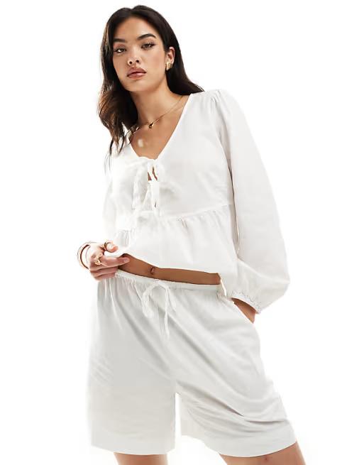 Vero Moda mix and match tie waist shorts in white. Size: S