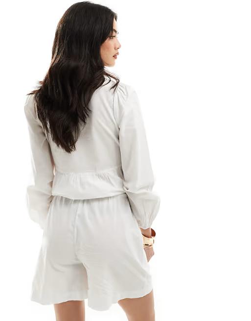 Vero Moda mix and match tie waist shorts in white. Size: S